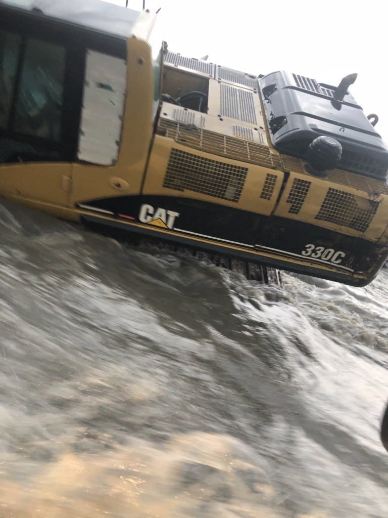 Lluvias e inundaciones en Apodaca, Nuevo León, arrastran grúa