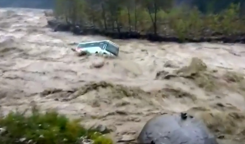 Autobús en India es arrastrado por río desbordado