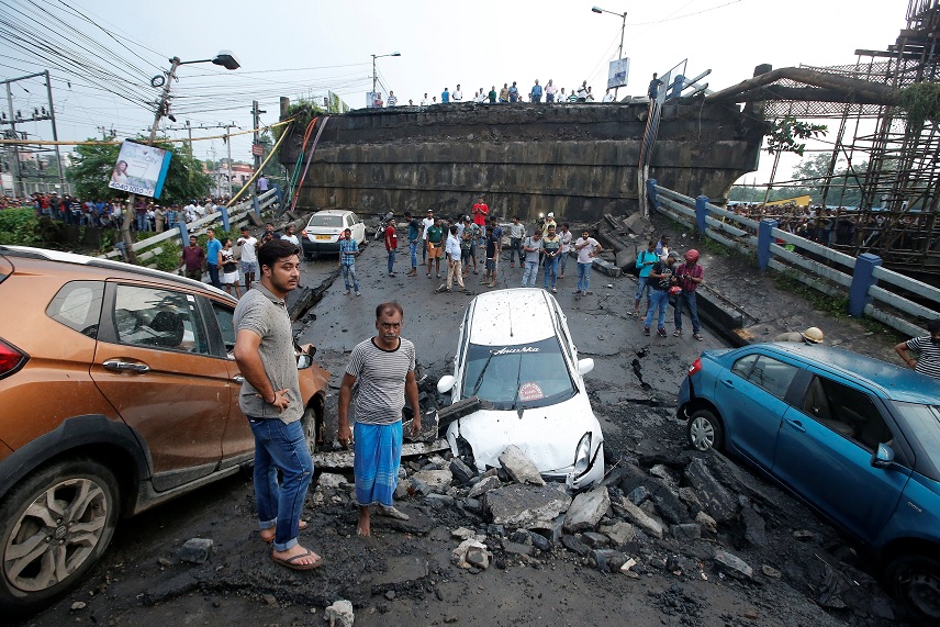 Colapsa puente en Calcuta, India; hay 25 heridos