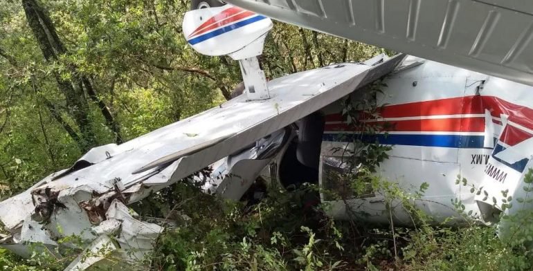 Cae avioneta en Querétaro; tripulantes resultan ilesos