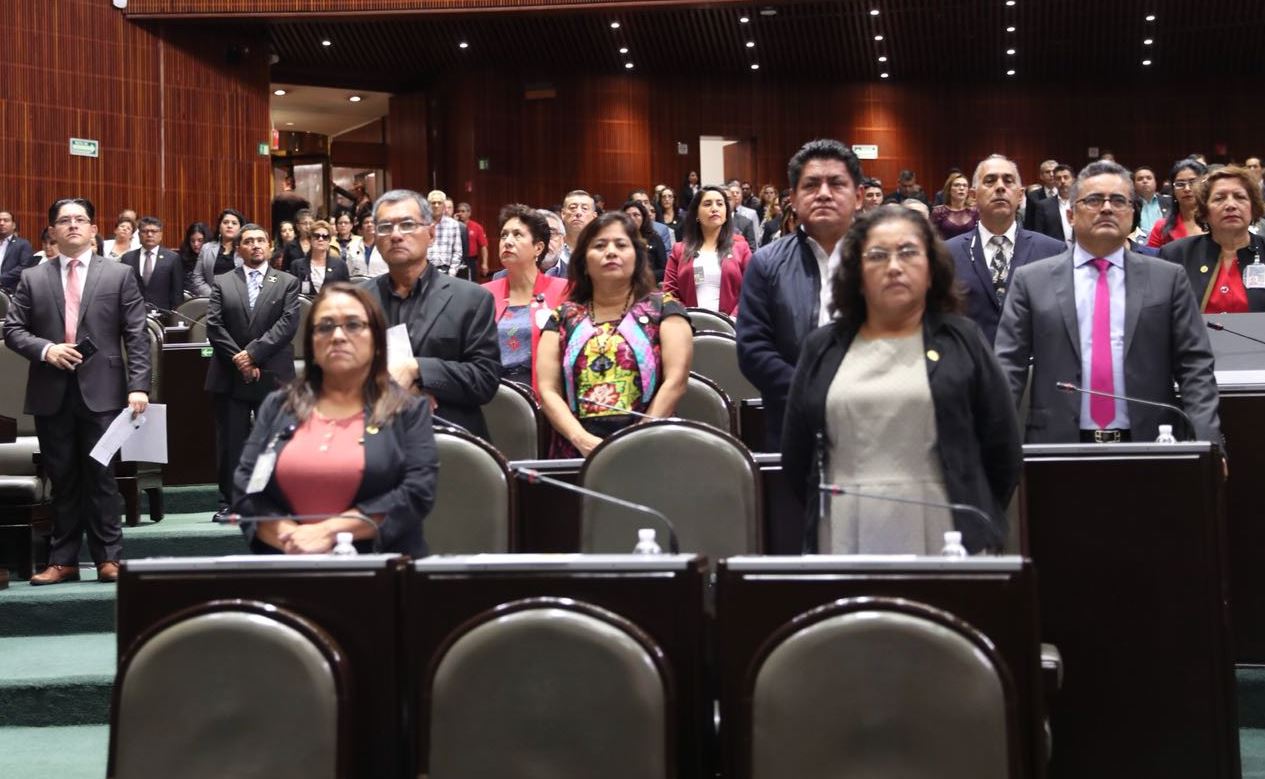 Diputados de Morena aplican mayoría y piden suspender evaluación a maestros