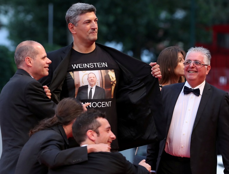 Director italiano presume camisa con lema 'Weinstein es inocente'