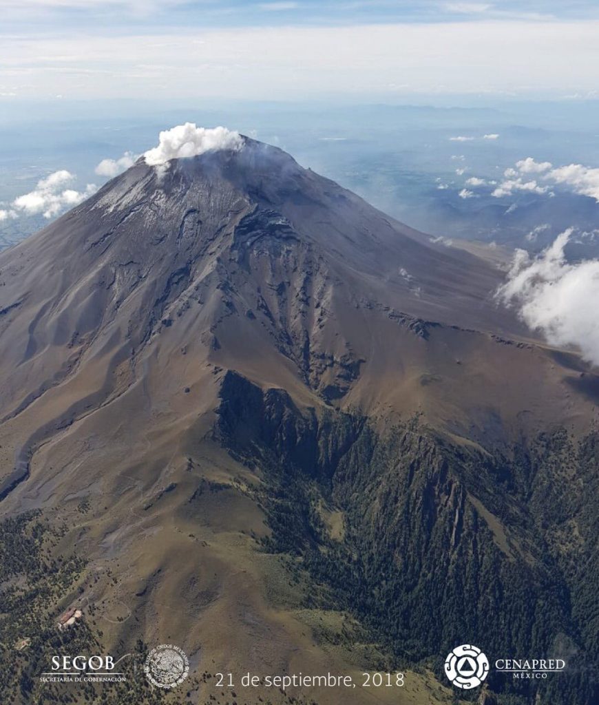 Registran imágenes explosión del Popocatépetl en sobrevuelo