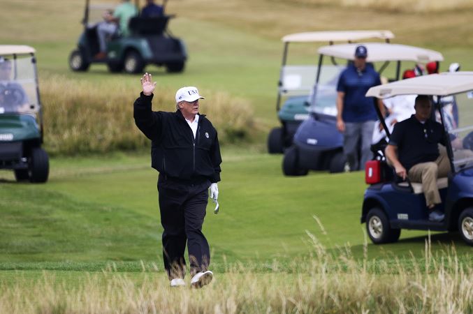 Trump va a su club de golf mientras realizan funeral de McCain