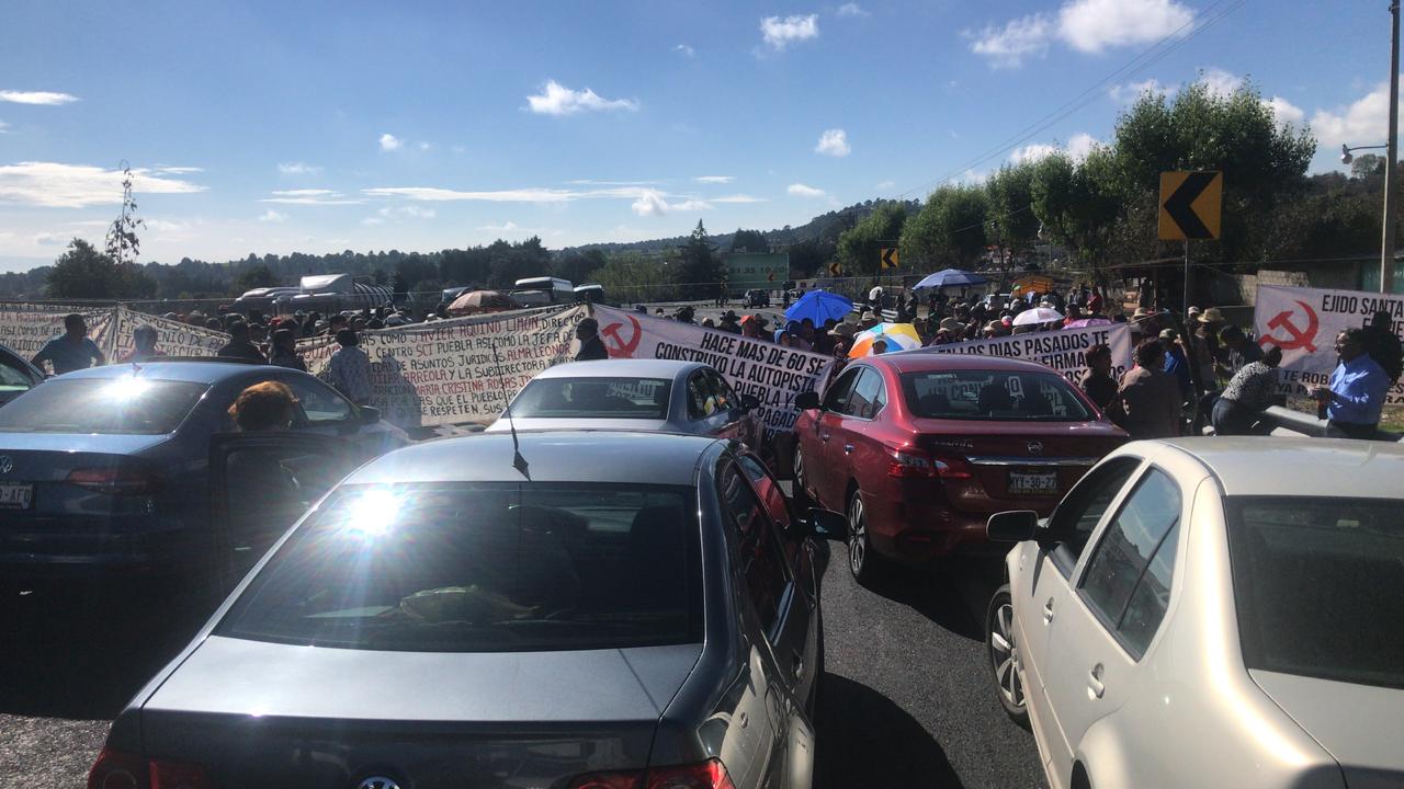 Ejidatarios de Tlahuapan bloquean la autopista México-Puebla