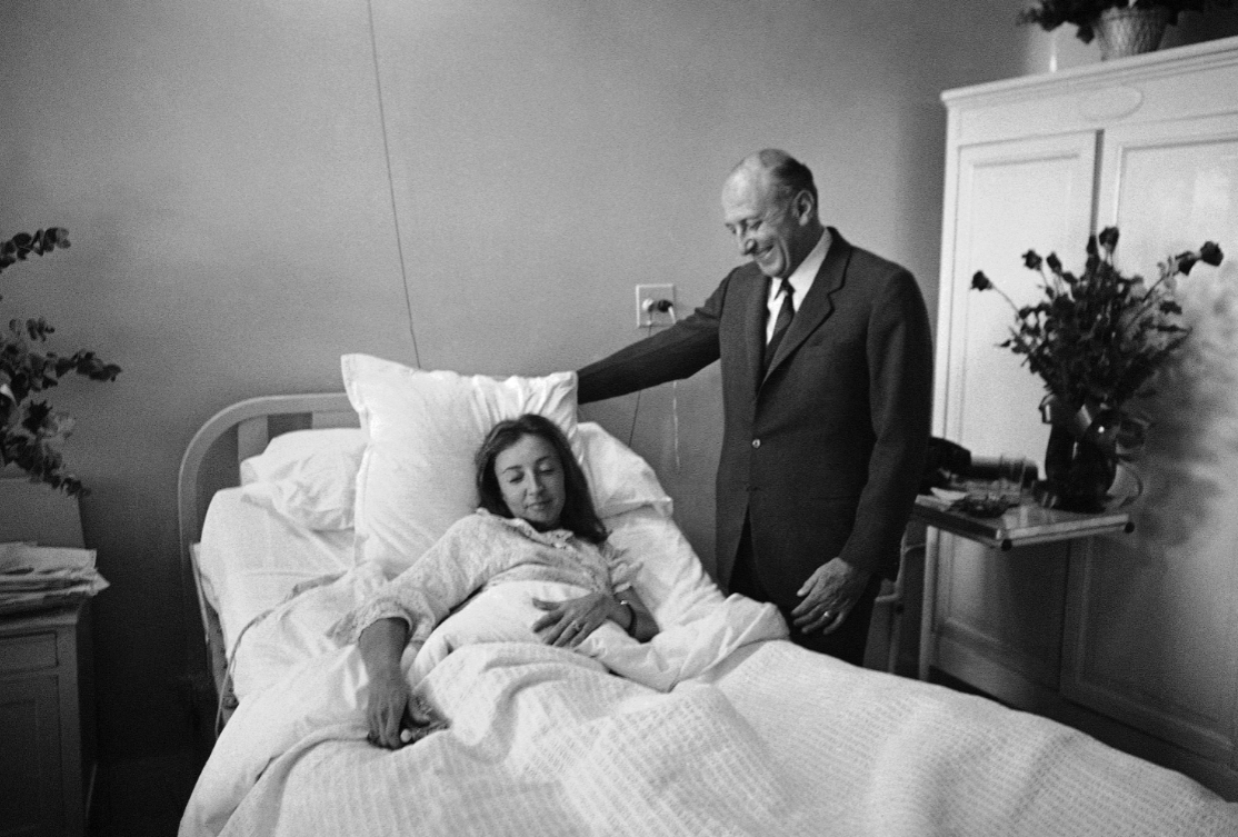 El embajador italiano en México, Enrico Guastone Belcredi, visita a Oriana Fallaci en el hospital. (AP, archivo)
