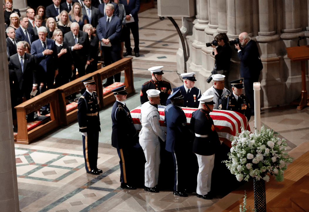 El funeral de McCain tuvo un uso político, según Tello