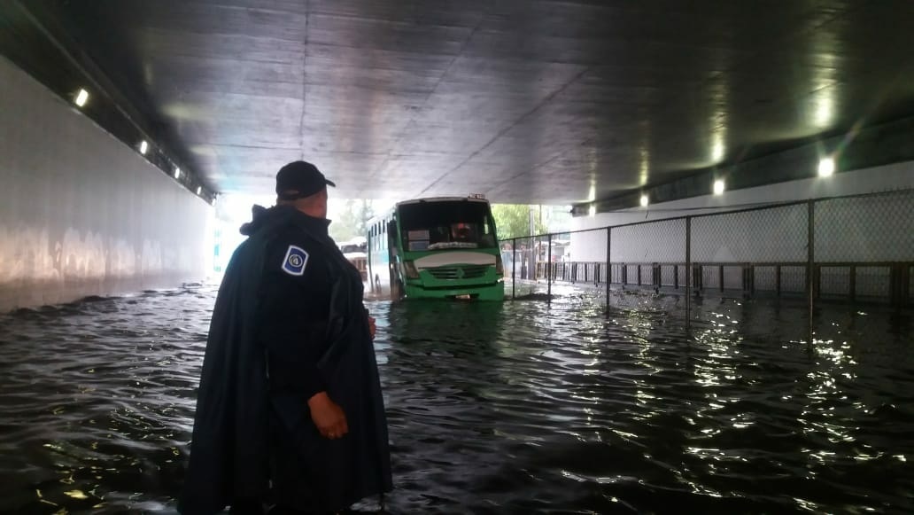 Lluvias e inundaciones colapsan vialidades al sur de la CDMX