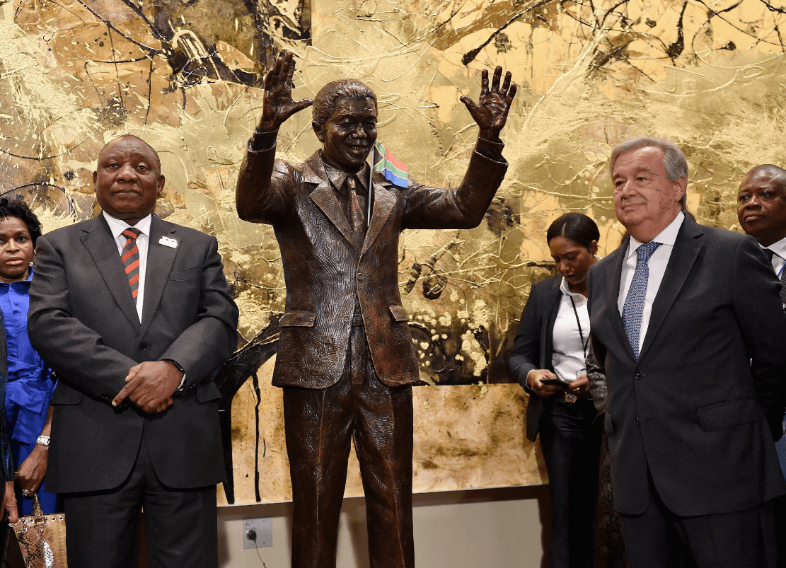 Develan estatua de Nelson Mandela en sede de la ONU