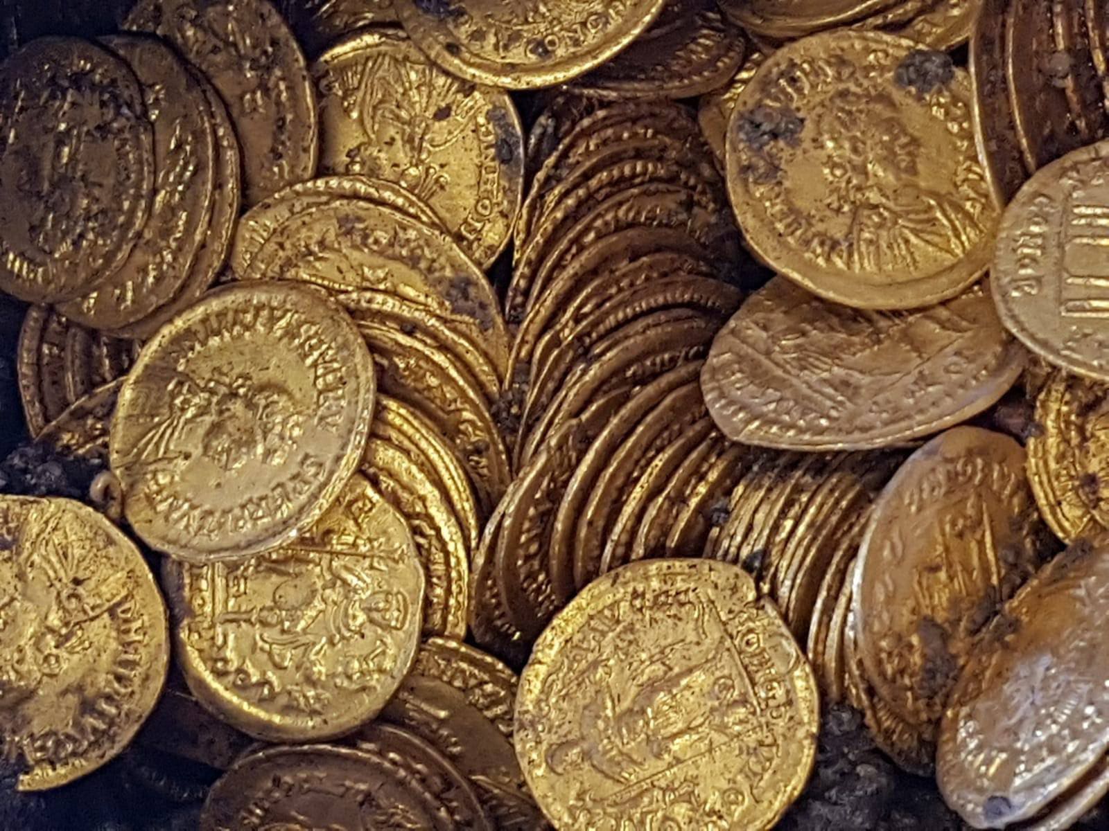 encuentran-monedas-oro-bajo-teatro-italiano-siglo-v