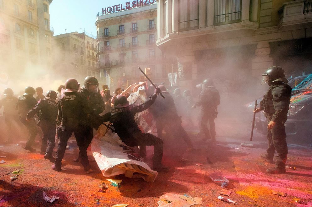 Se enfrentan policías y manifestantes en Barcelona