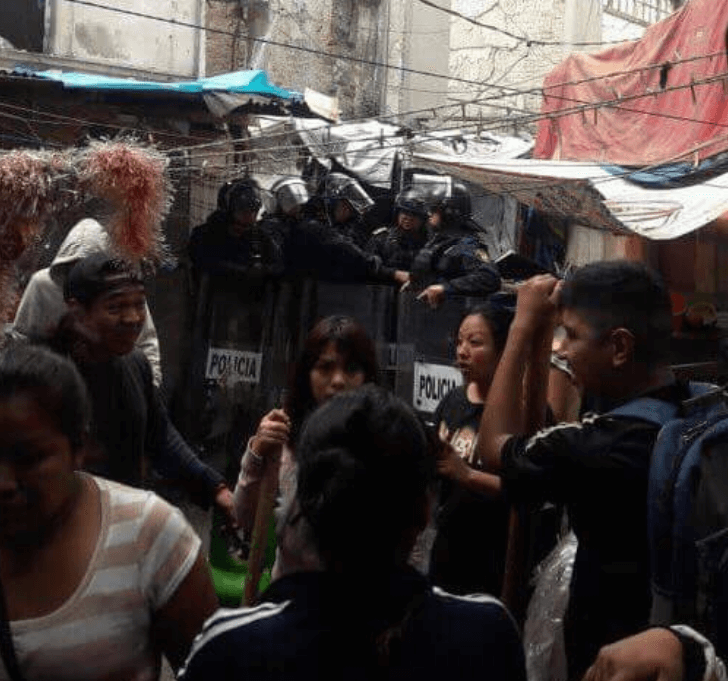 Enfrentamiento se desata en colonia Juárez de CDMX por desalojo
