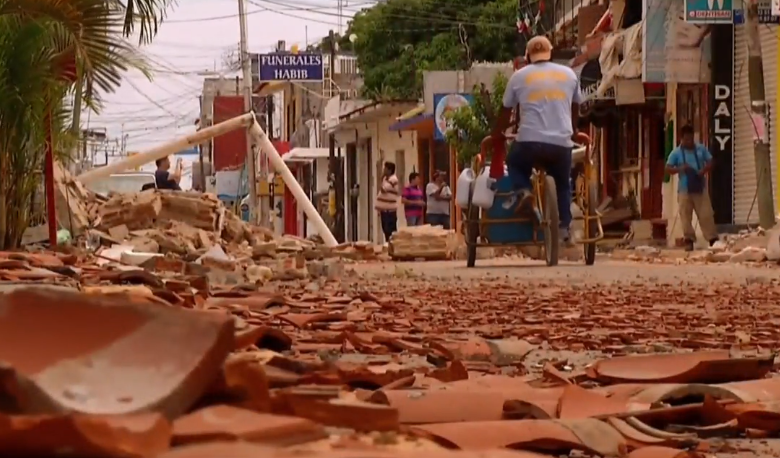 En Juchitán todavía hay escombros del sismo 7S en las calles