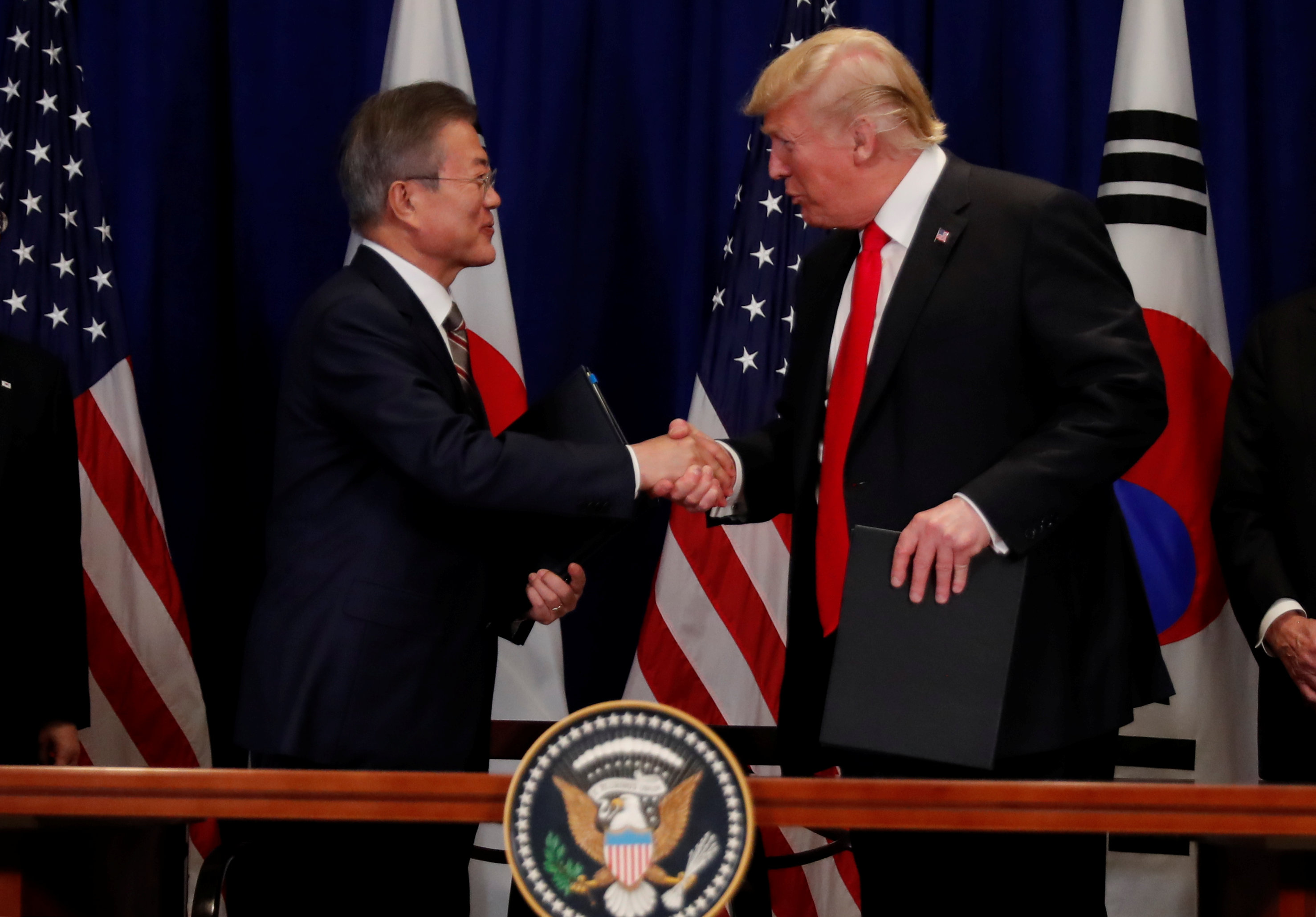 Estados Unidos y Corea del Sur firman acuerdo comercial