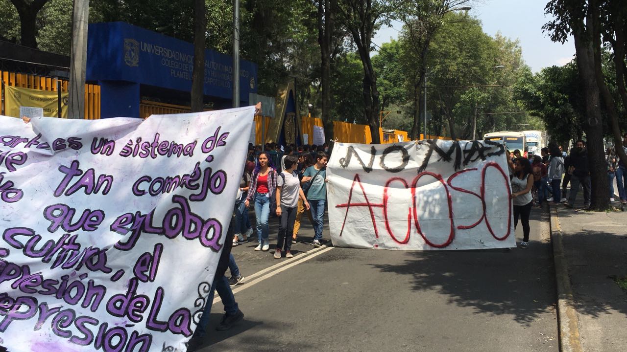 Estudiantes de CCH Azcapotzalco marchan hacia la Rectoría de la UNAM