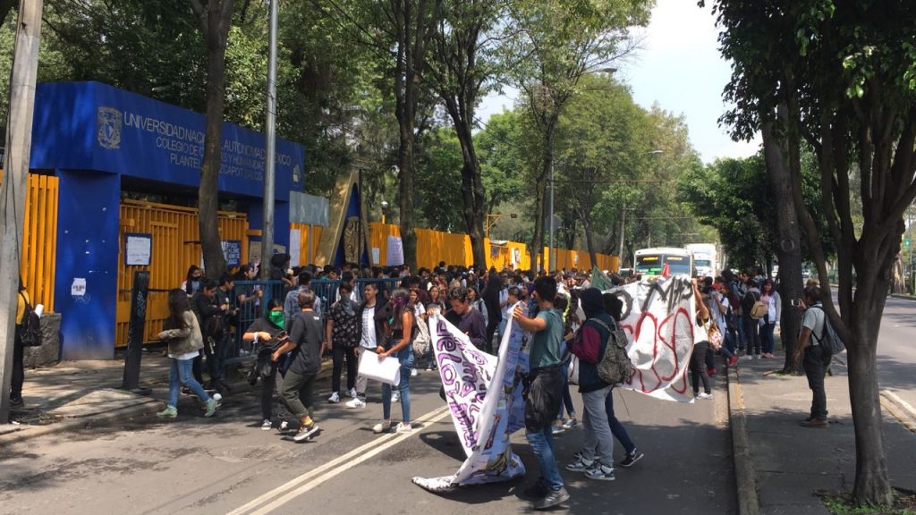 Estudiantes de CCH Azcapotzalco marchan hacia la Rectoría