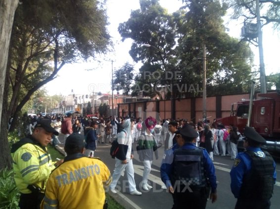 Estudiantes de Cetis 76 bloquean La Viga y Canal de Apatlaco