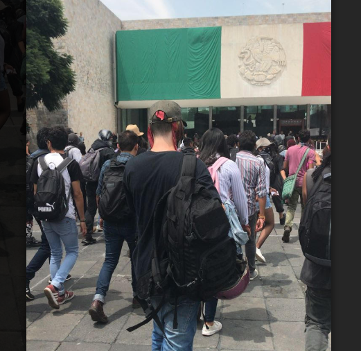 Estudiantes ingresan a Museo Antropología durante protesta