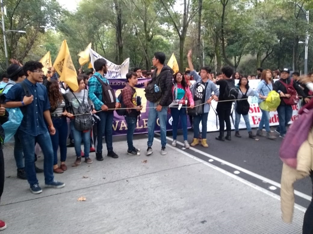 Marcha estudiantil avanza sobre Reforma en orden y silencio