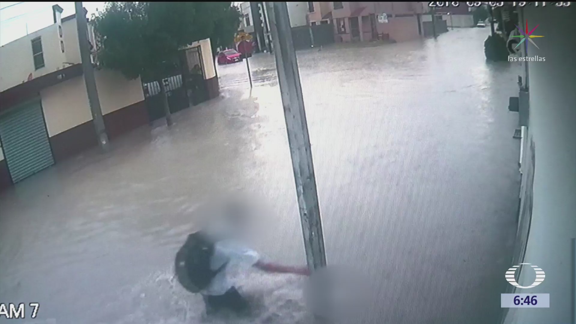 Estudiantes se electrocutan al cruzar calle inundada en Nuevo León