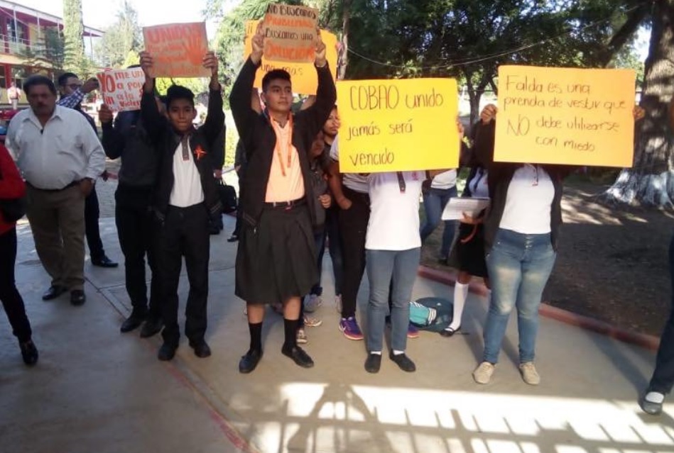 Con faldas, estudiantes de Oaxaca protestan contra presunto acoso sexual