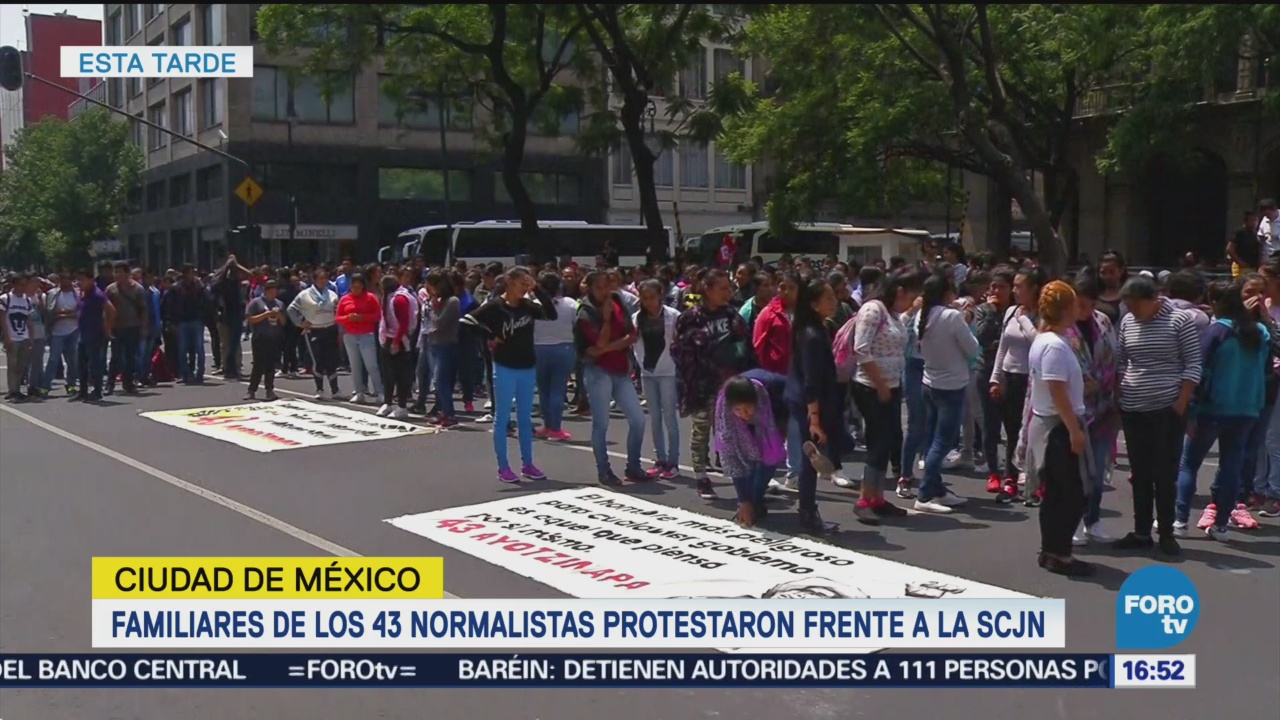 Familiares Normalistas Desparecidos Protestan Frente Scjn CDMX
