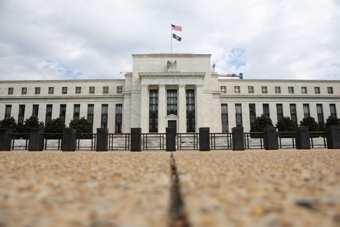 Fed aumenta tasas de interés a un máximo de 2.25 por ciento