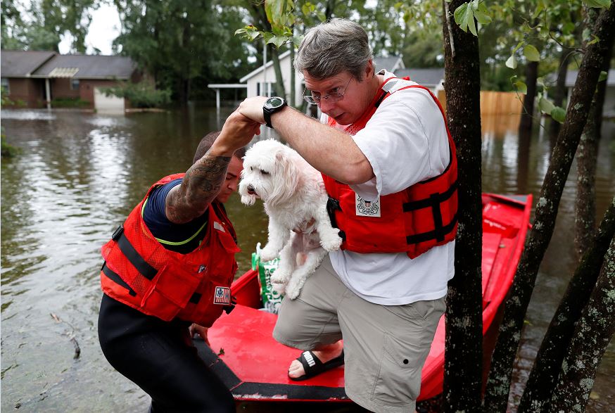 Rescatan a decenas de personas en Las Carolinas por Florence