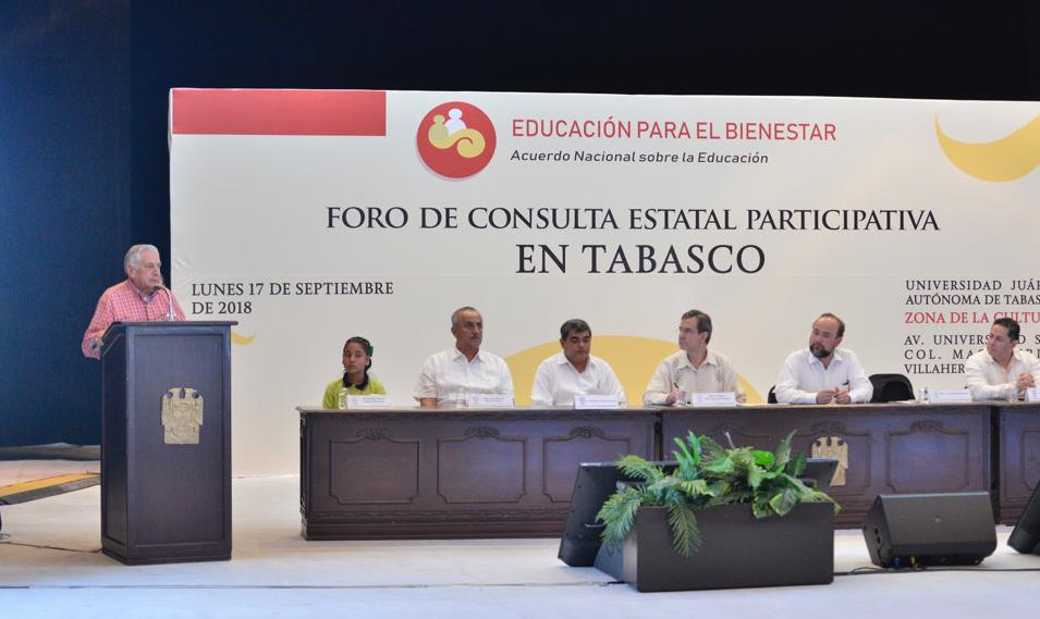 Tabasco celebra Foro de Educación, abuchean gobernador