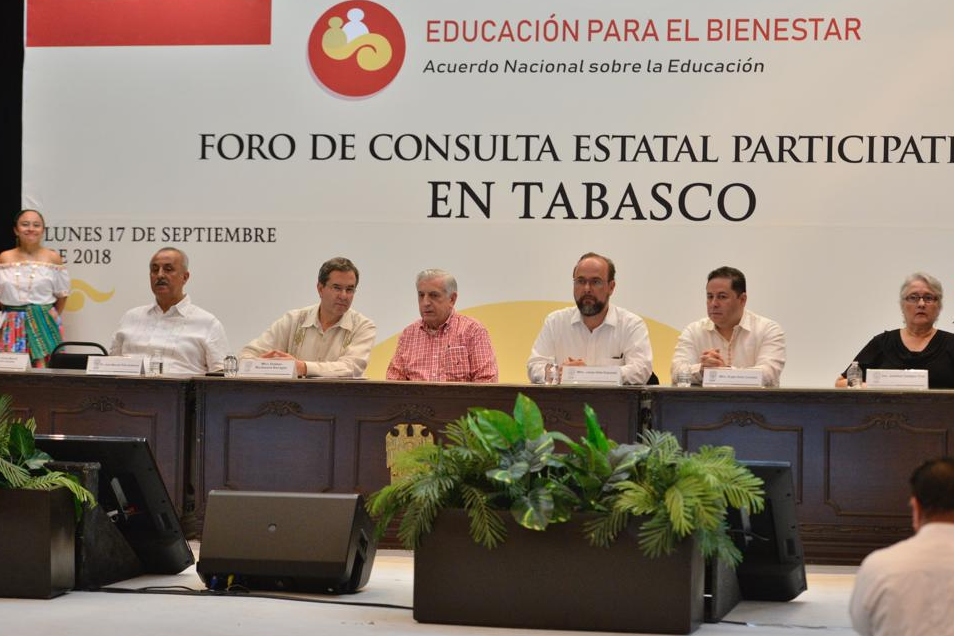Tabasco celebra Foro de Educación, abuchean al gobernador
