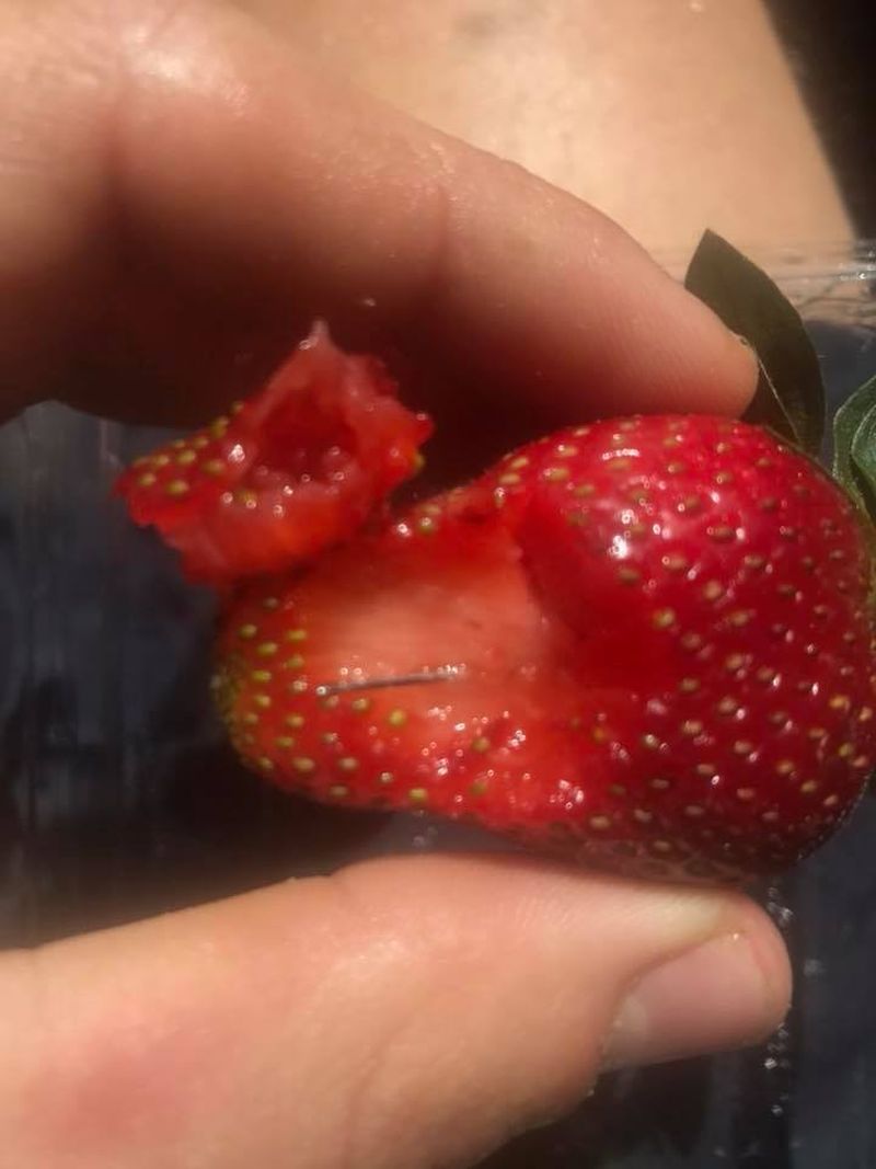 Escándalo de agujas escondidas en las fresas se propaga por Australia