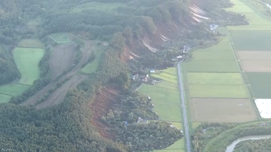 Video: Potente sismo en Japón colapsa una montaña y edificios