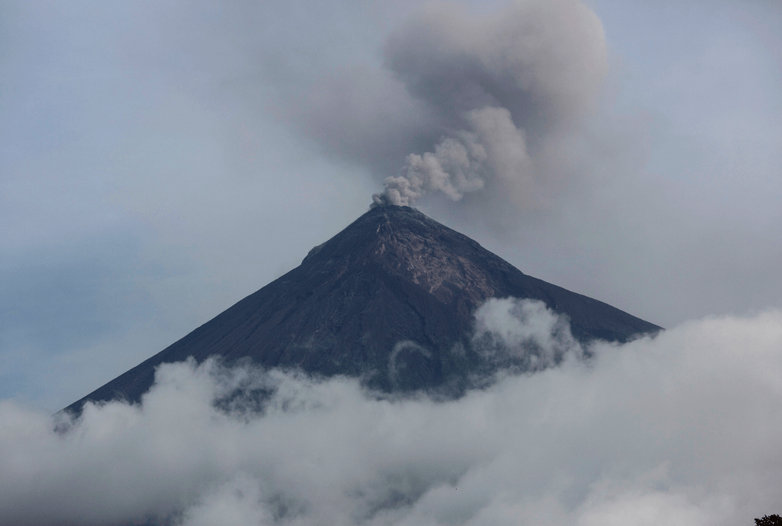 Volcán de Fuego en Guatemala sigue con explosiones a tres meses de la erupción