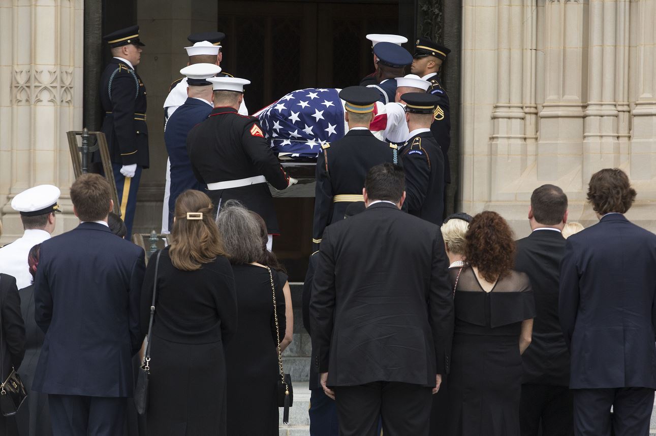 Expresidentes de EU dan último adiós a John McCain