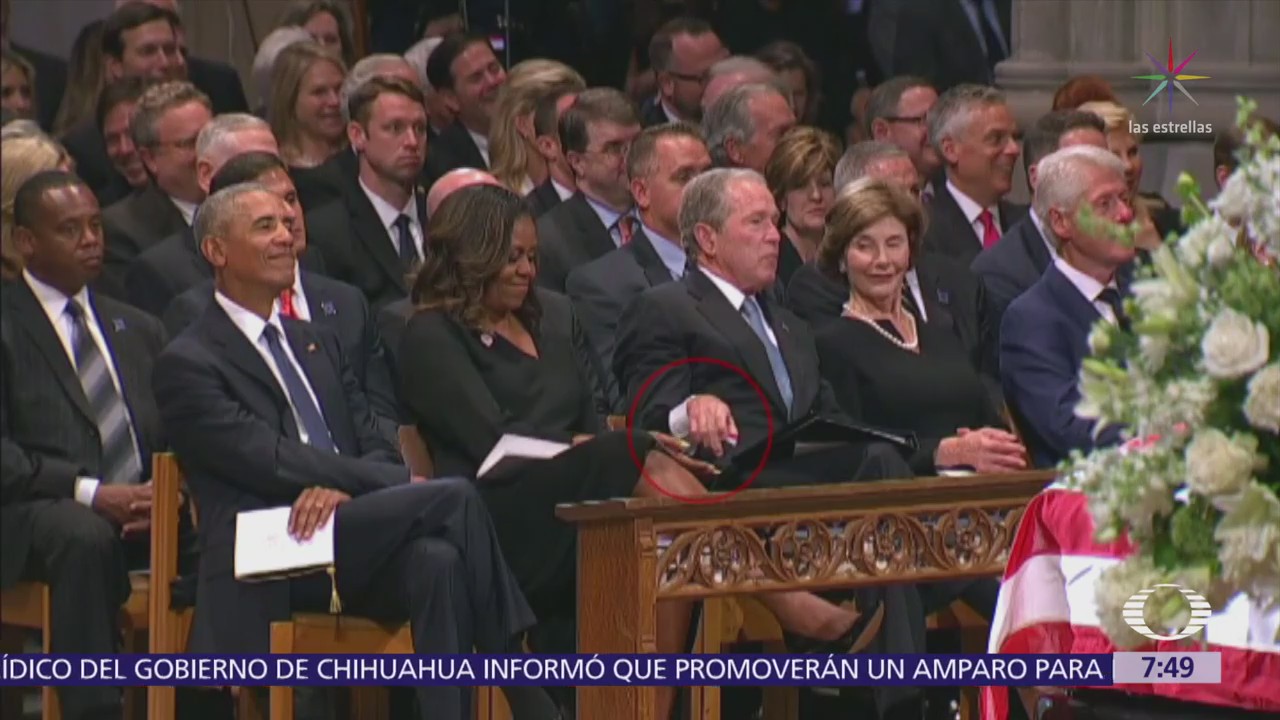 George W. Bush regala dulce a Michelle Obama en funeral de McCain