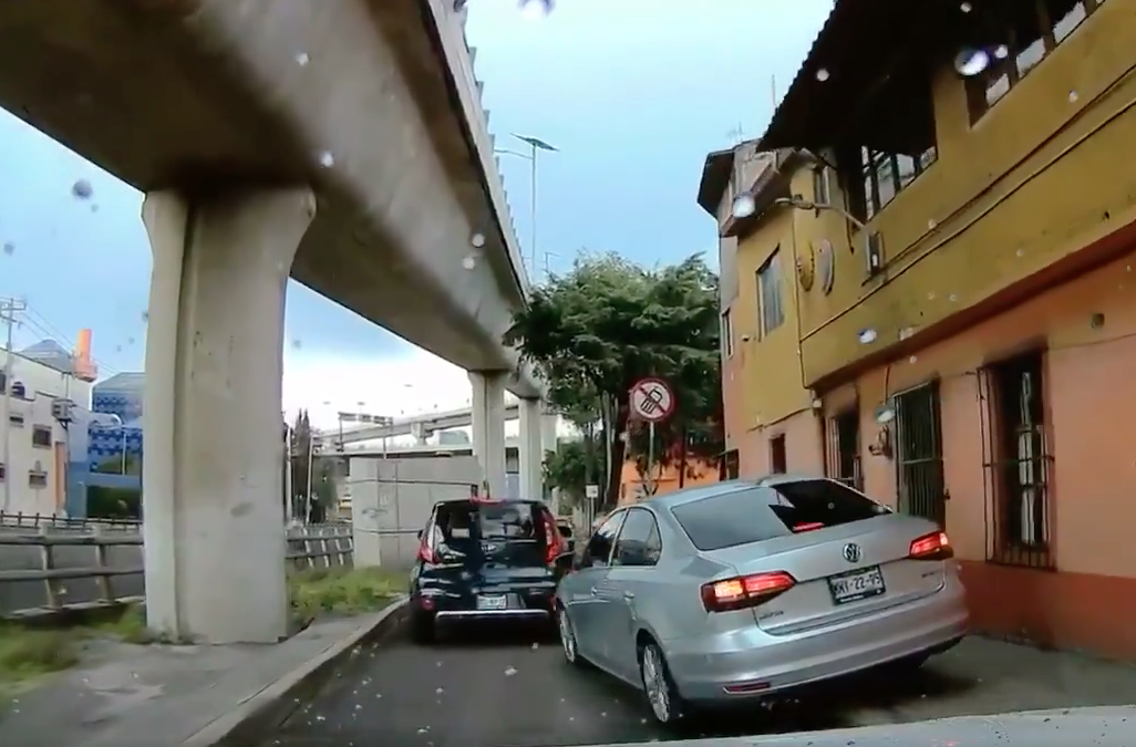 VIDEO: Automovilista huye de intento de asalto en la Miguel Hidalgo