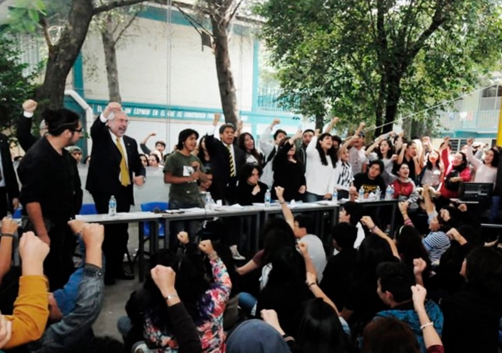 Graue dialoga con estudiantes del CCH Azcapotzalco; firma pliego petitorio