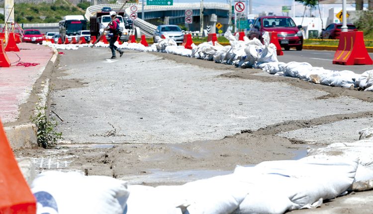 Grieta en Querétaro afecta puente vehicular de Prolongación Constituyentes