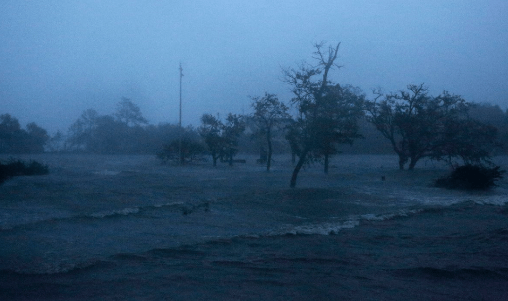 Huracán ‘Florence’ toca tierra en Carolina del Norte, EU