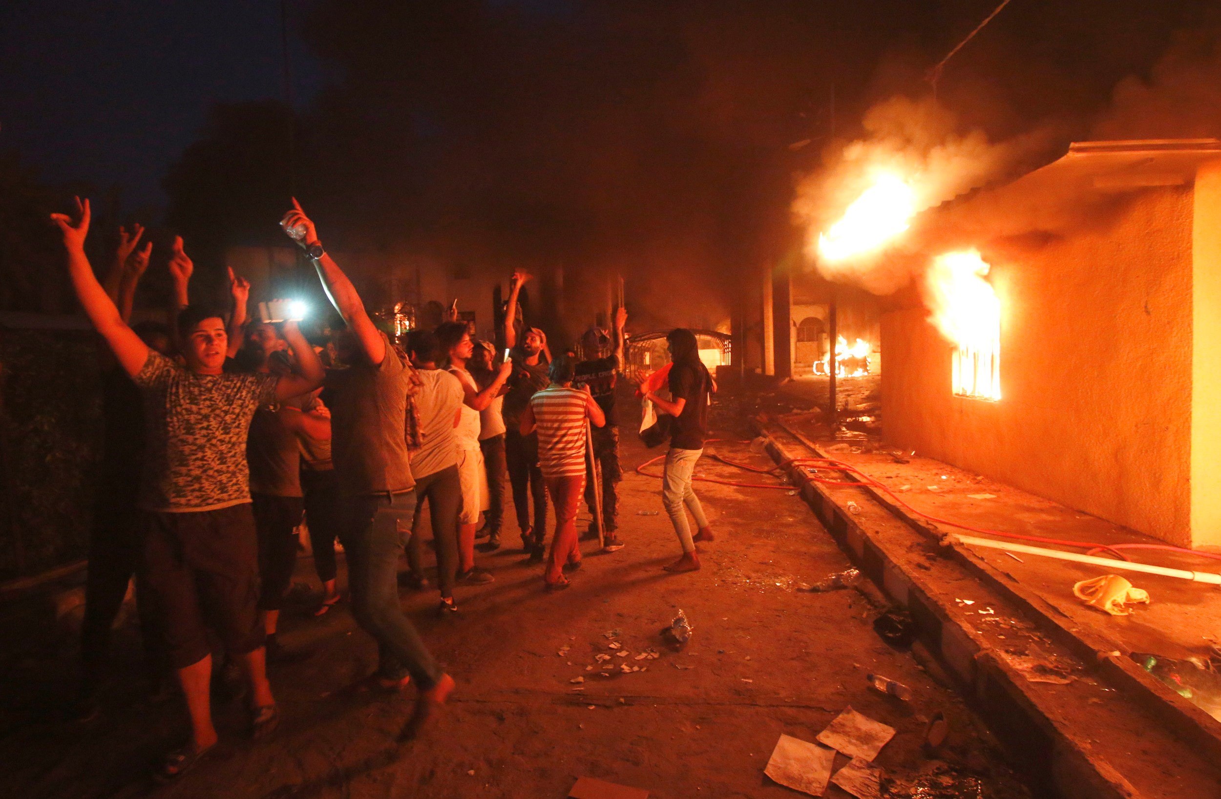 Manifestantes incendian el consulado de Irán en Basora, Irak