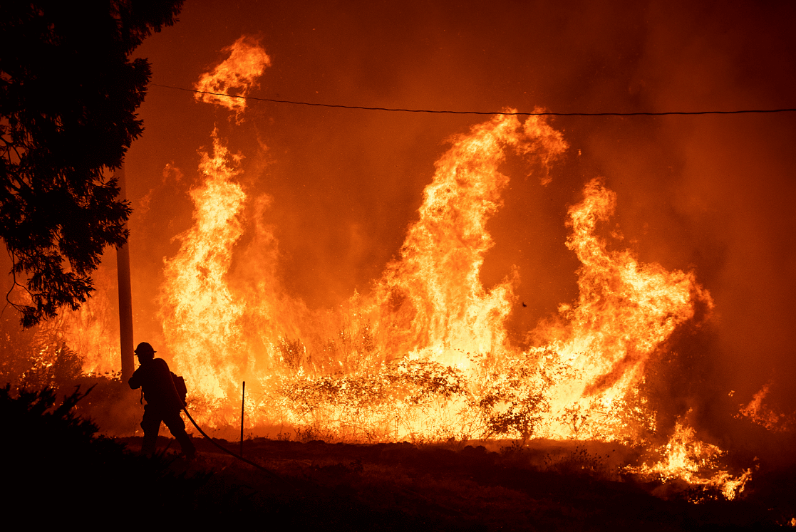 Incendio forestal obliga a cerrar autopista en California