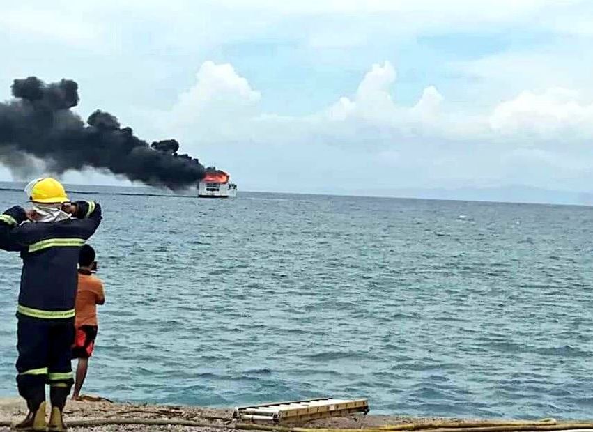 Salvan a 124 personas de un incendio en un ferry en Filipinas