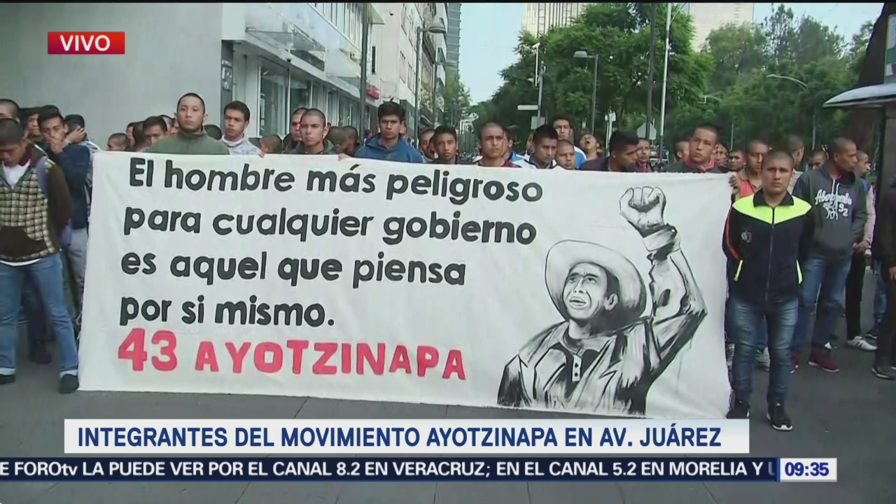 Integrantes del Movimiento Ayotzinapa realizan marcha