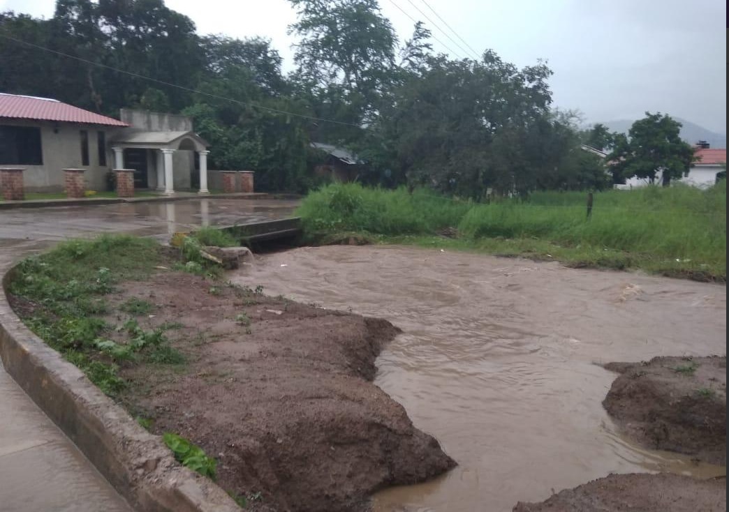 Lluvias Michoacán; desborda río en Chilchota