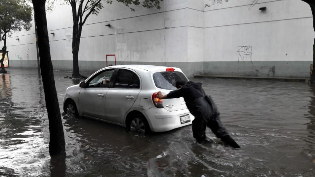Lluvias e inundaciones colapsan vialidades del sur de la CDMX