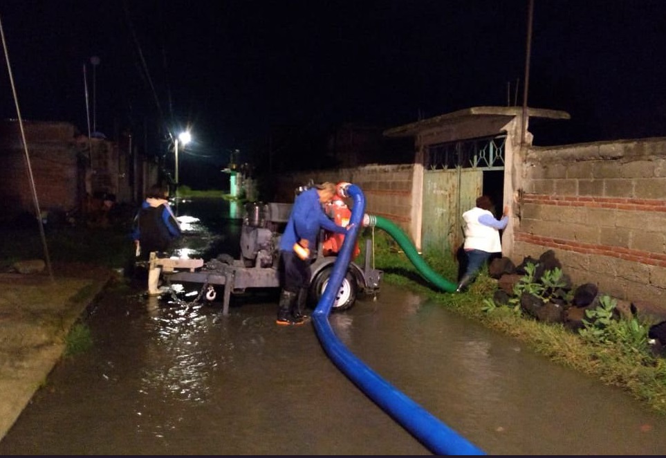 Intensa lluvia con granizo provoca inundaciones en Puebla