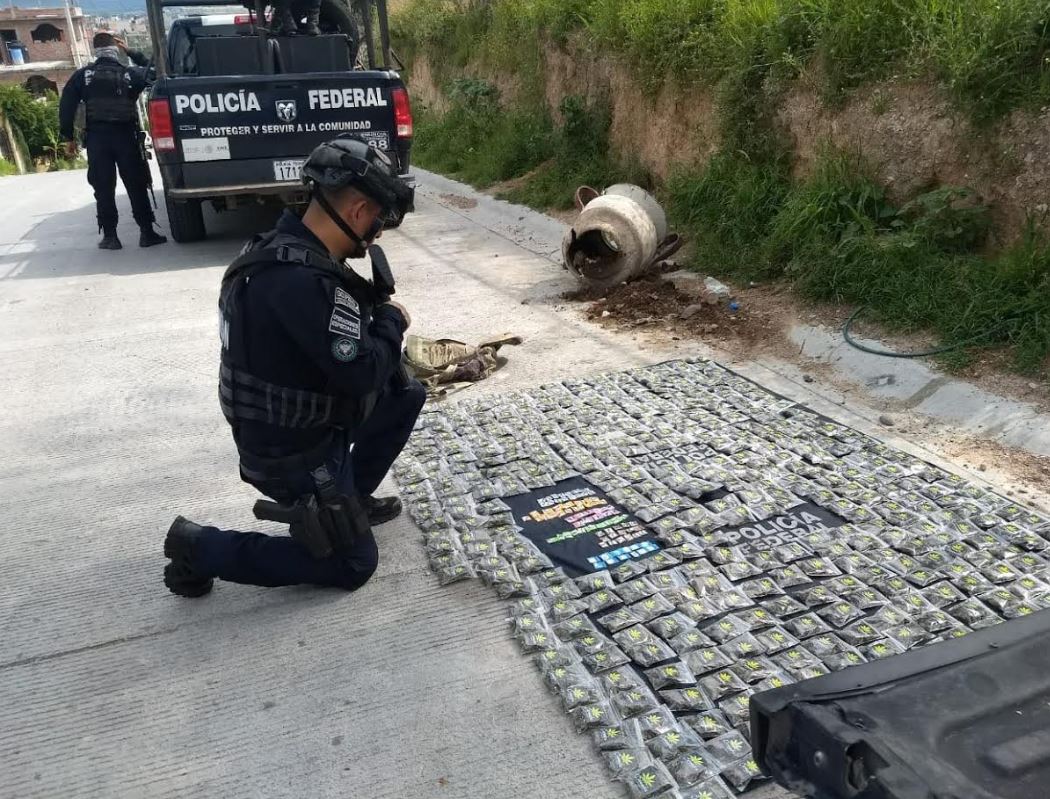 Detienen a hombre con más 400 dosis de marihuana y cristal en Jalisco