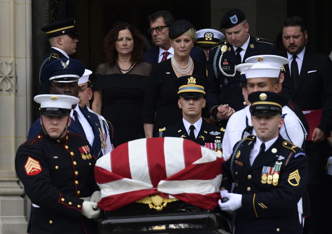 Entierran a John McCain en una ceremonia privada en Maryland