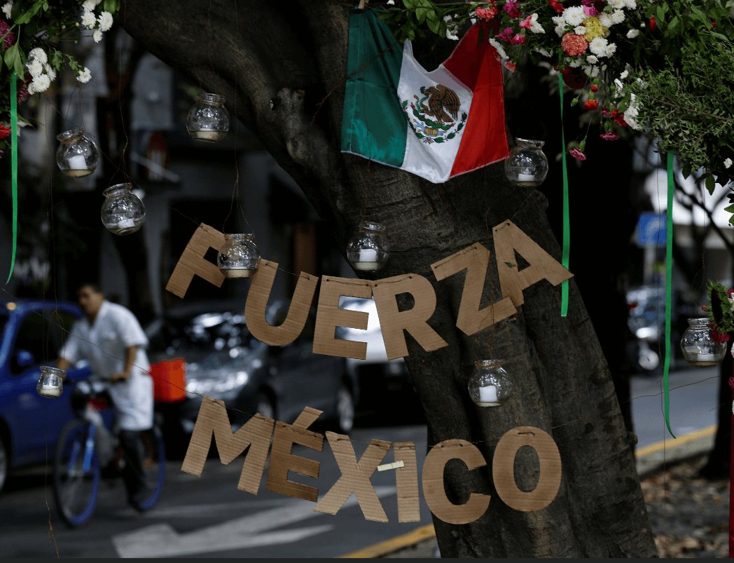 Letrero Fuerza México tras sismo del 19S. (AP, archivo) 