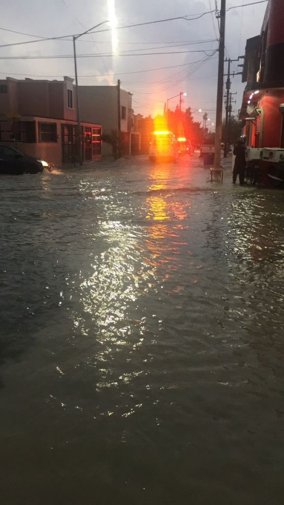 Lluvias e inundaciones en Apodaca, Nuevo León, arrastran grúa